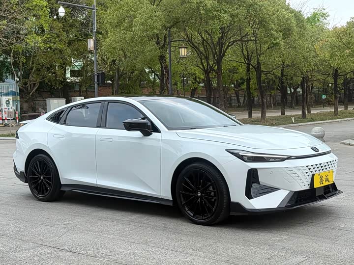 Changan UNI-V 2024 1.5 T Sport — фото 2