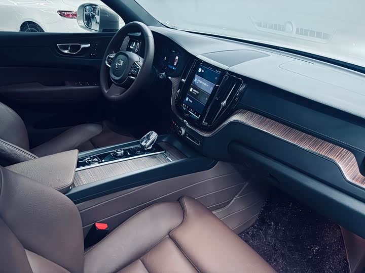 Volvo XC60 2022 B 5 4 WD — фото 15