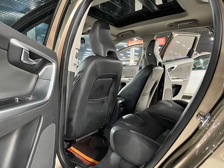 Volvo XC60 2017 T 5 — фото 11