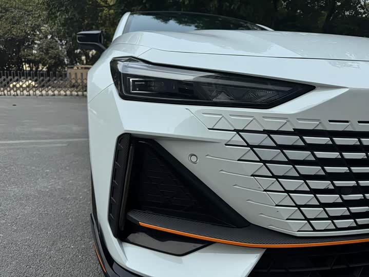 Changan UNI-V 2022 1.5 T — фото 35