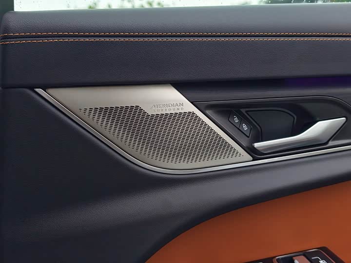 Jaguar XFL 2024 2.0 T P 300 4 WD — фото 20