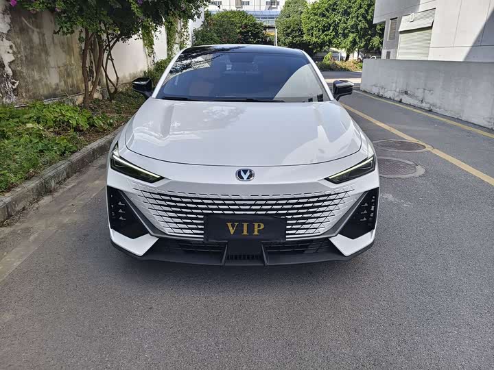 Changan UNI-V 2022 1.5 T Premium — фото 2