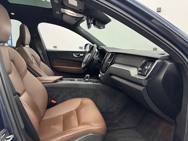 Volvo XC60 2023 B 5 4 WD — фото 10
