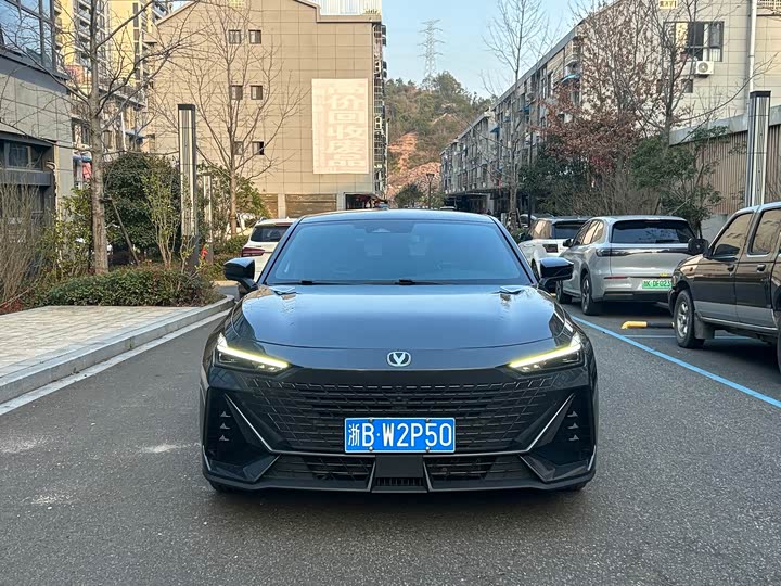 Changan UNI-V 2023 1.5 T Premium — фото 2