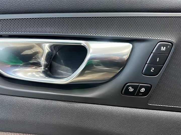 Volvo XC60 2022 B 5 4 WD — фото 13