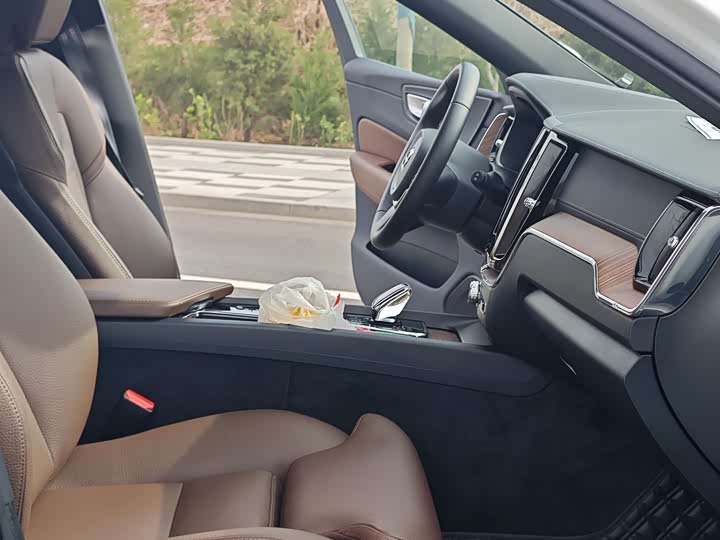 Volvo XC60 2025 B 5 4 WD — фото 12