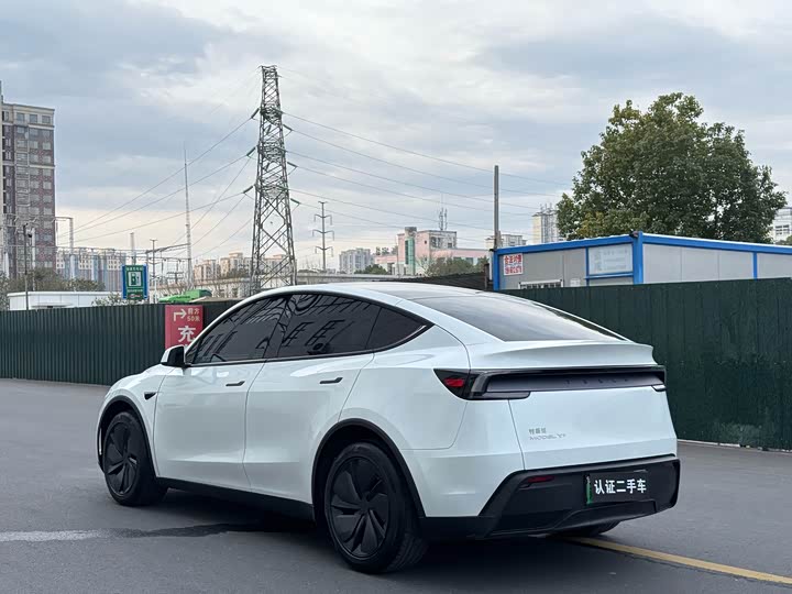 Tesla Model Y 2025 — фото 14