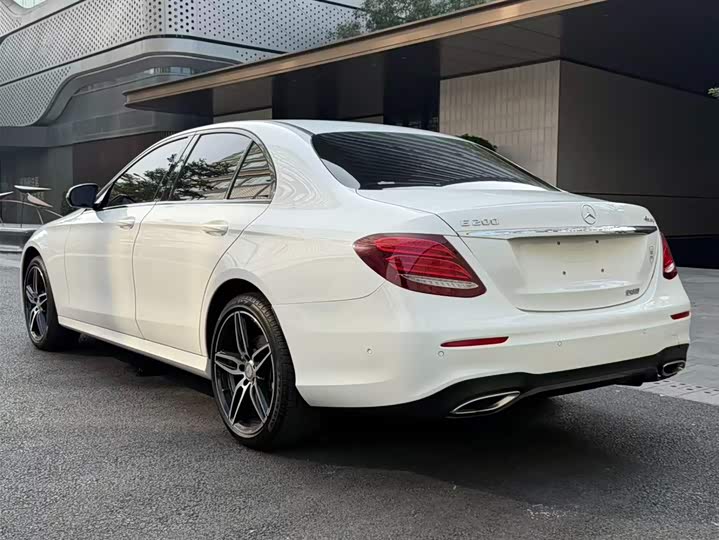 Mercedes-Benz E-Class 2017 E 200 Sport 4 MATIC — фото 4