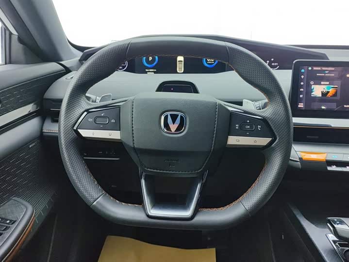 Changan UNI-V 2022 1.5 T Premium — фото 15