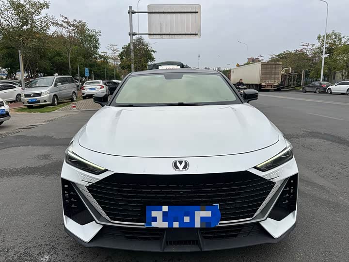 Changan UNI-V 2022 1.5 T Premium — фото 2
