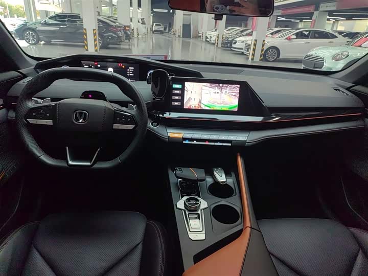 Changan UNI-V 2022 1.5 T Premium — фото 6
