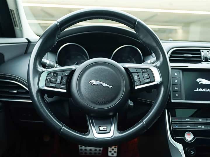 Jaguar XE 2015 2.0 T 240 PS R-Sport — фото 18