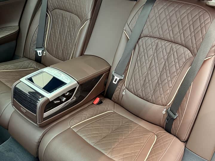 BMW 7 Series — фото 16