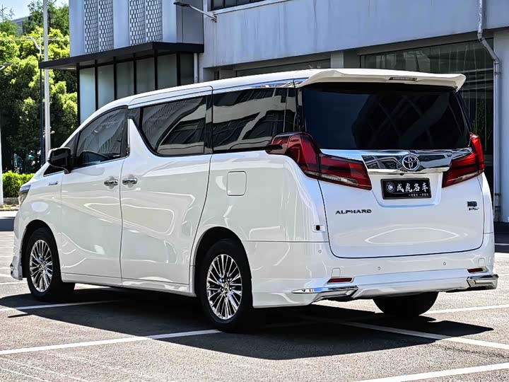 Toyota Alphard — фото 6
