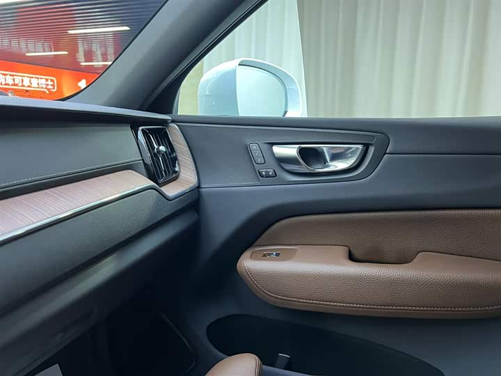 Volvo XC60 2022 B 5 4 WD — фото 16