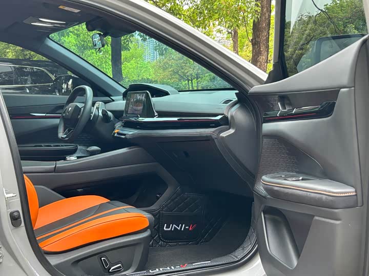 Changan UNI-V 2024 1.5 T Sport — фото 28
