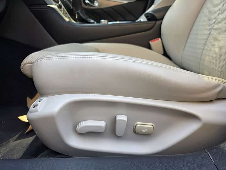 Infiniti Q50L 2015 2.0 T — фото 11