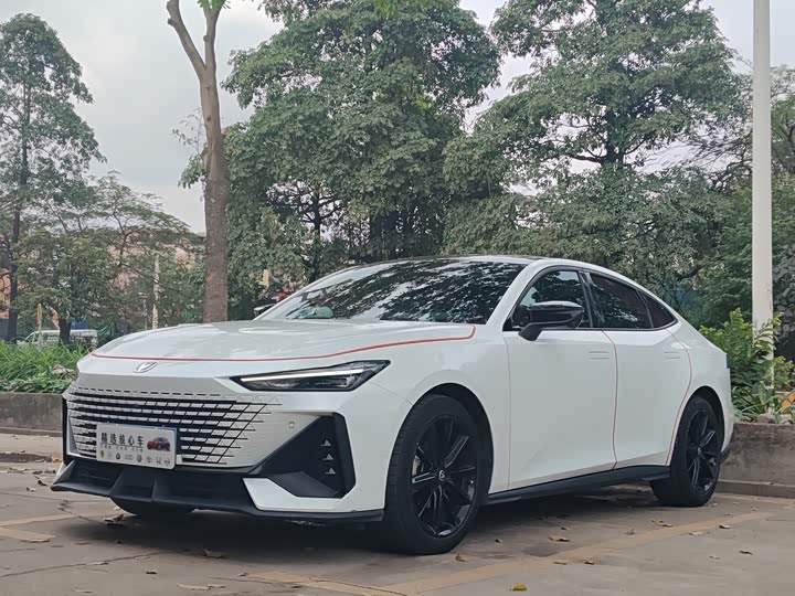 Changan UNI-V 2023 1.5 T Premium — фото 1