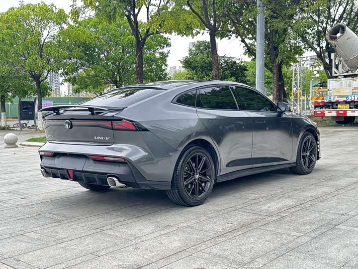 Changan UNI-V 2022 1.5 T Premium — фото 11