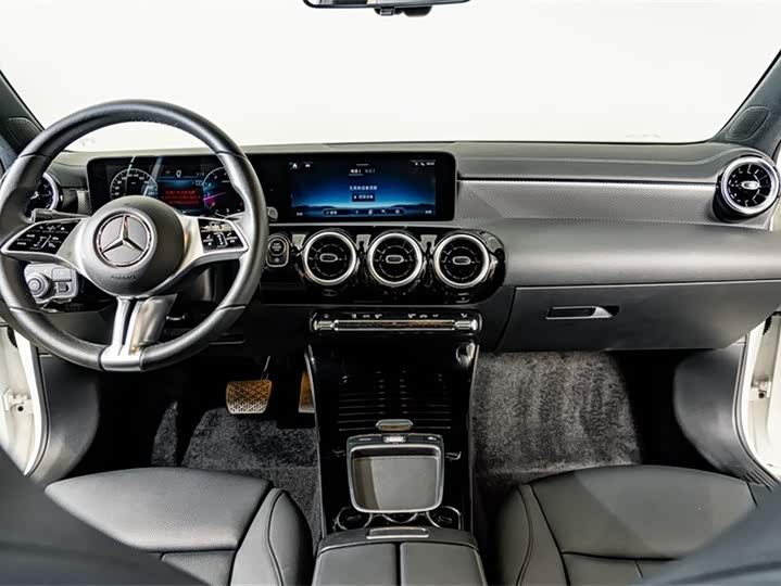 Mercedes-Benz A-Class 2024 A 180 L — фото 13