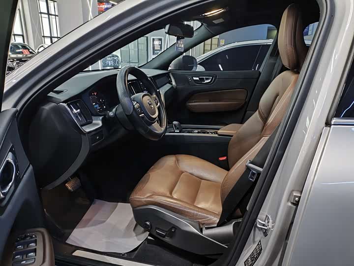 Volvo XC60 2023 B 5 4 WD — фото 9