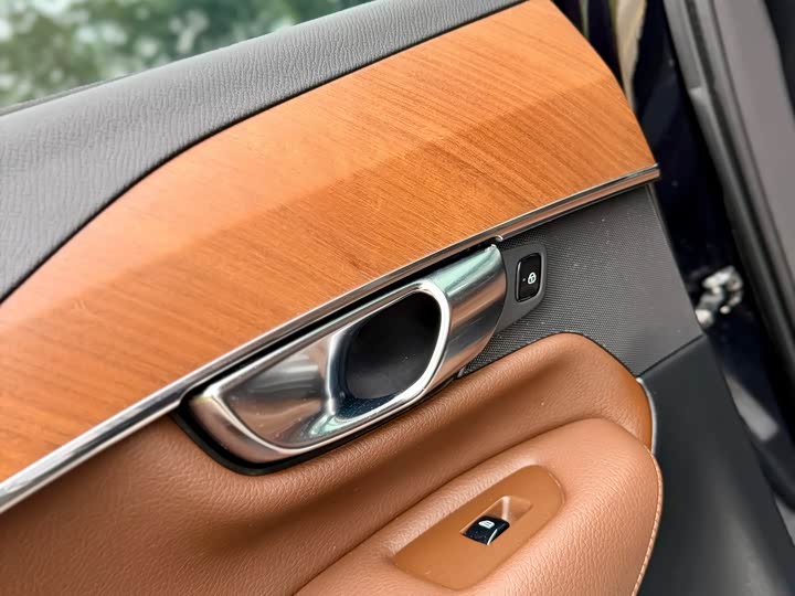 Volvo XC90 2022 B 6 7 — фото 25