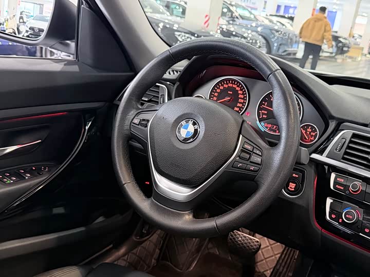 BMW 3-Series 2018 320i — фото 17