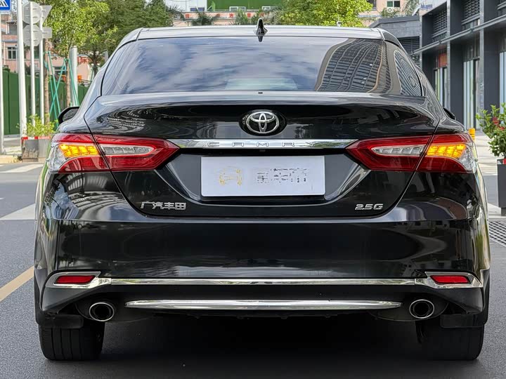 Toyota Camry — фото 13