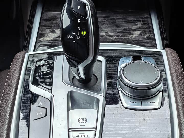 BMW 7 Series — фото 15