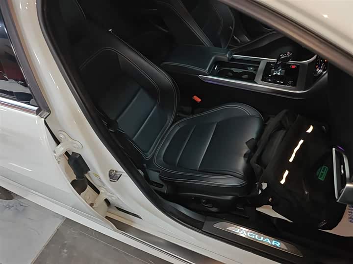Jaguar XEL 2020 2.0 T 200 PS R-DYNAMIC — фото 25