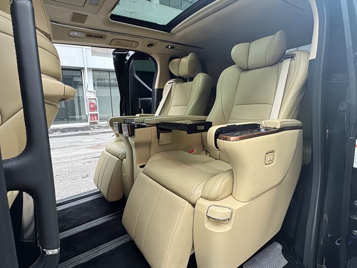 Toyota Alphard — фото 10