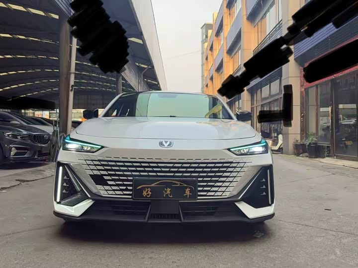Changan UNI-V 2022 1.5 T Premium — фото 2