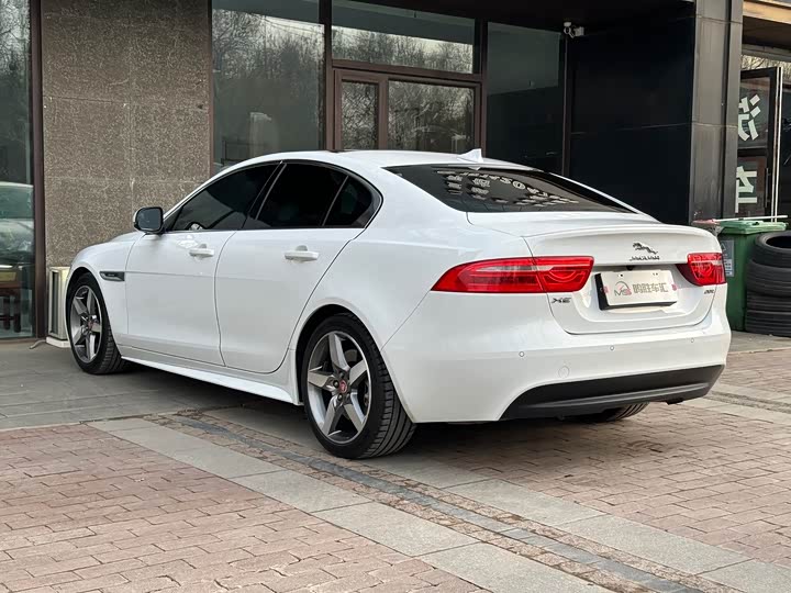 Jaguar XE 2015 2.0 T 200 PS R-Sport — фото 6