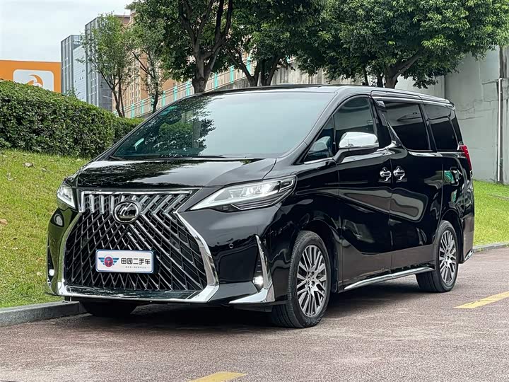 Toyota Alphard — фото 1