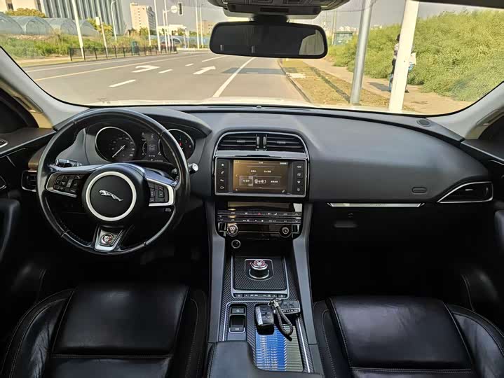 Jaguar F-PACE 2018 2.0 T 4 WD — фото 5