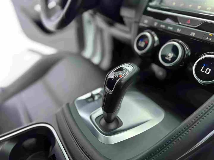 Jaguar E-PACE 2018 P 250 S VI — фото 13