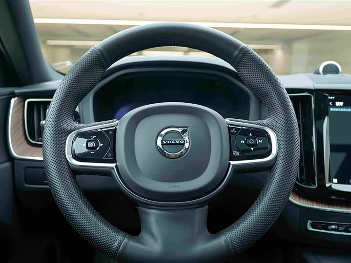 Volvo XC60 2023 B 5 4 WD — фото 18