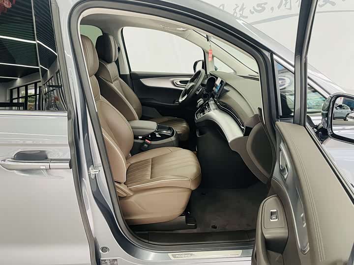 Roewe i MAX 8 2023 400 TGI — фото 9