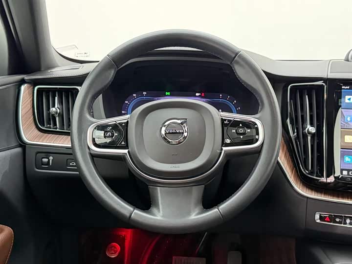 Volvo XC60 2022 B 5 4 WD — фото 26