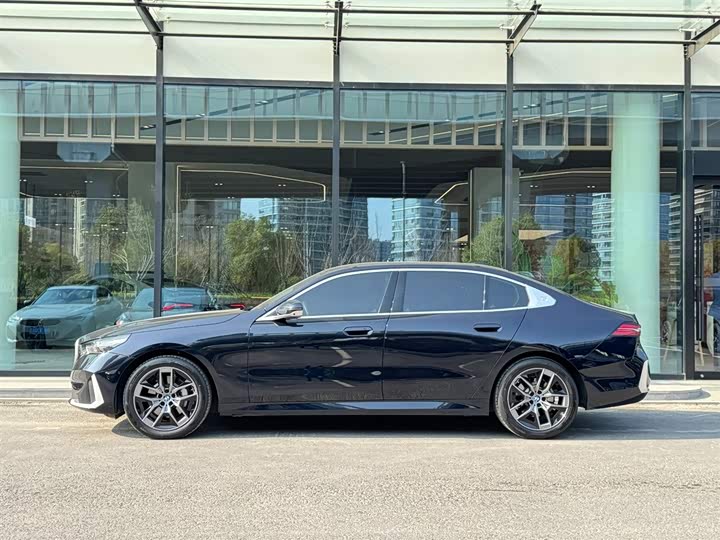 BMW 5-Series 2024 530 Li Leading — фото 6