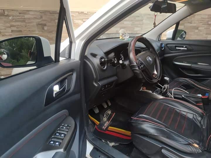 Changan CS15 2016 1.5 L MT — фото 13