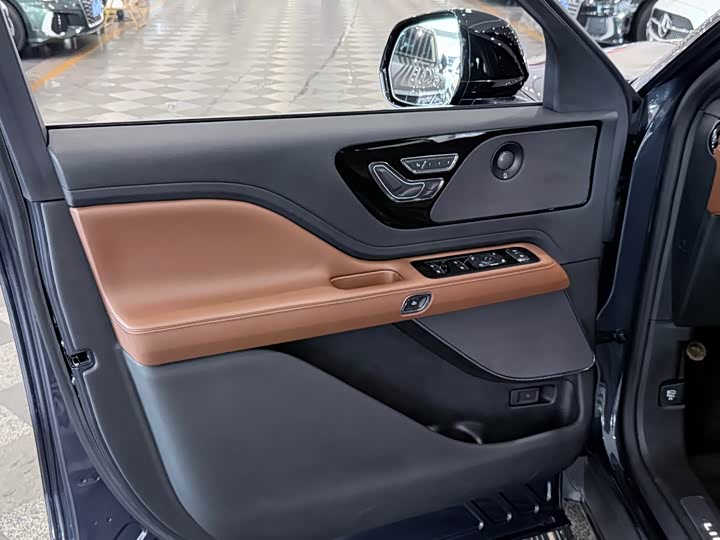 Lincoln Aviator — фото 11