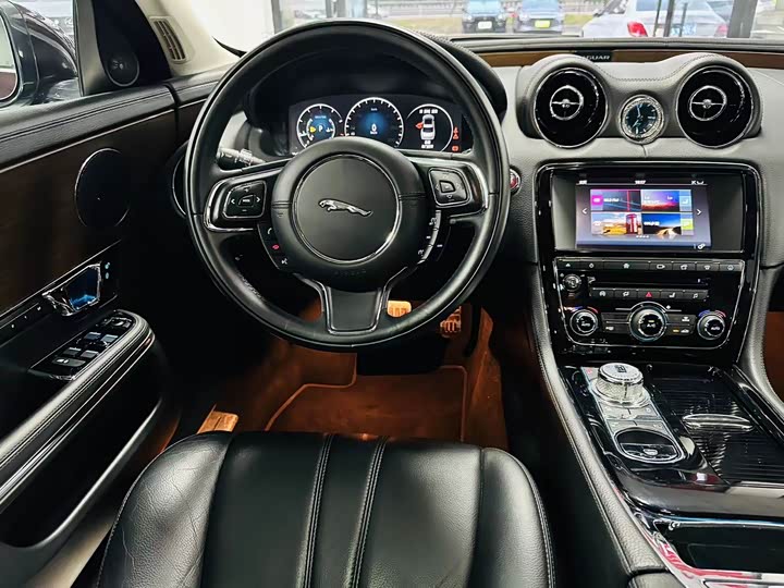 Jaguar XJ 2016 XJL 2.0 T 2 WD — фото 14