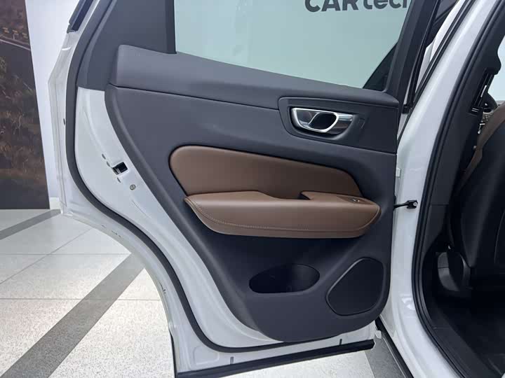 Volvo XC60 2023 B 5 4 WD — фото 15