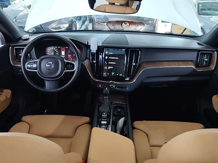 Volvo XC60 2018 T 5 4 WD — фото 10