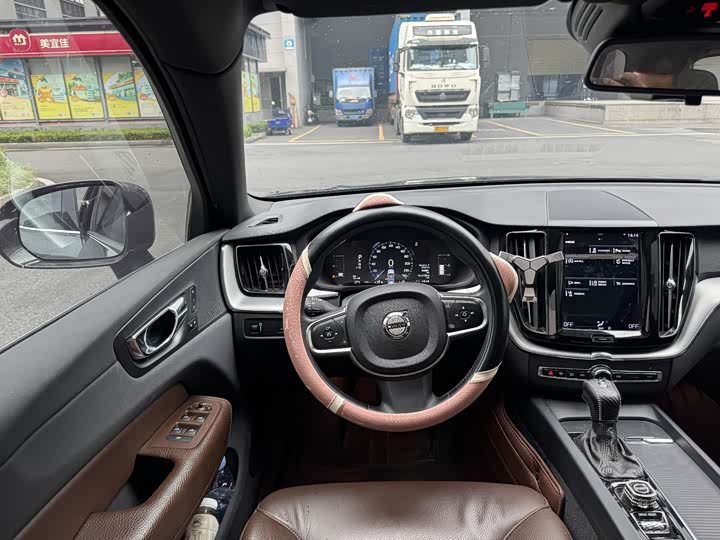 Volvo XC60 2021 T 5 4 WD — фото 4