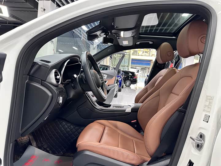 Mercedes-Benz GLC 2023 GLC 300 4 MATIC SUV — фото 4