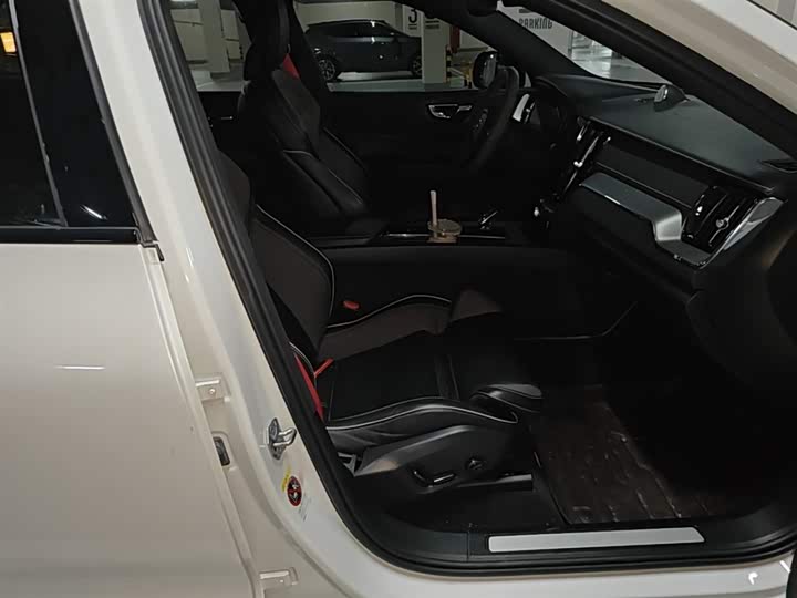 Volvo XC60 Hybrid 2021 T 8 E Hybrid — фото 25