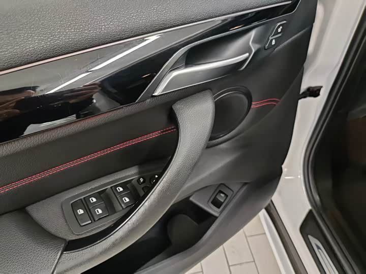 BMW X1 2018 s Drive 18 Li — фото 16