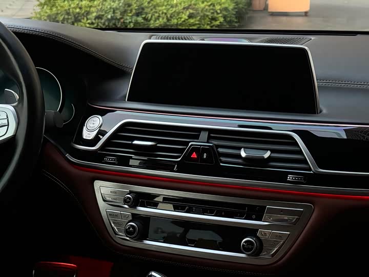 BMW 7-Series 2018 750 Li x Drive M — фото 31